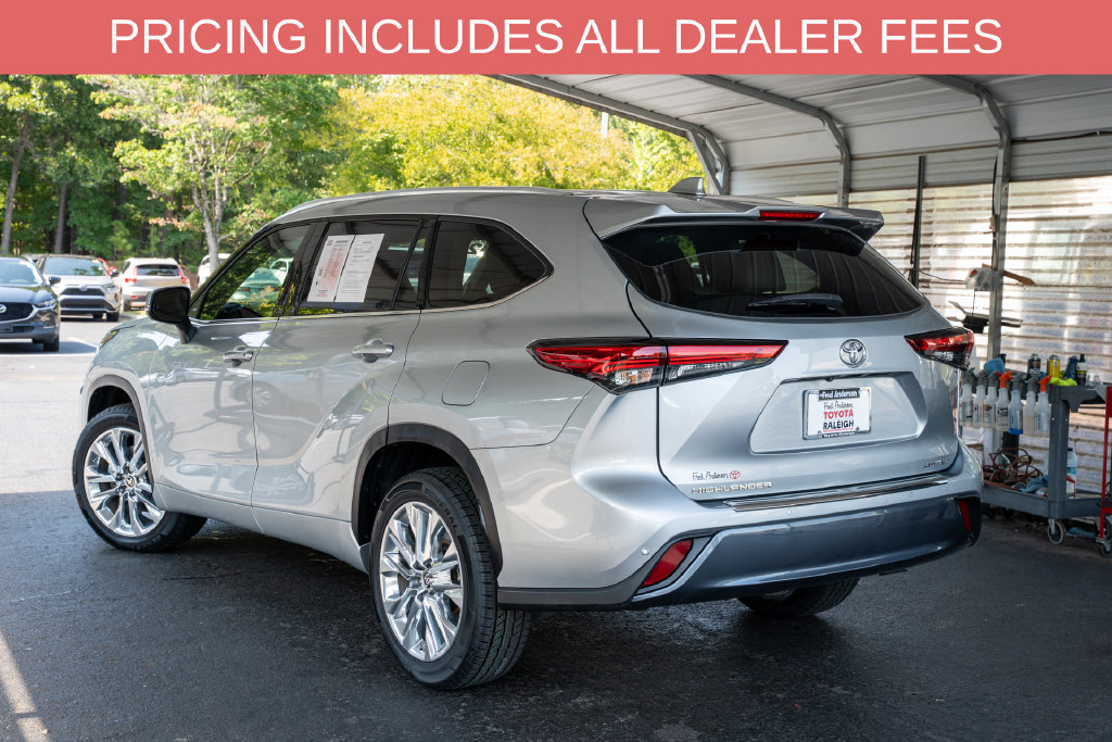 Used 2023 Toyota Highlander Limited FWD image 3