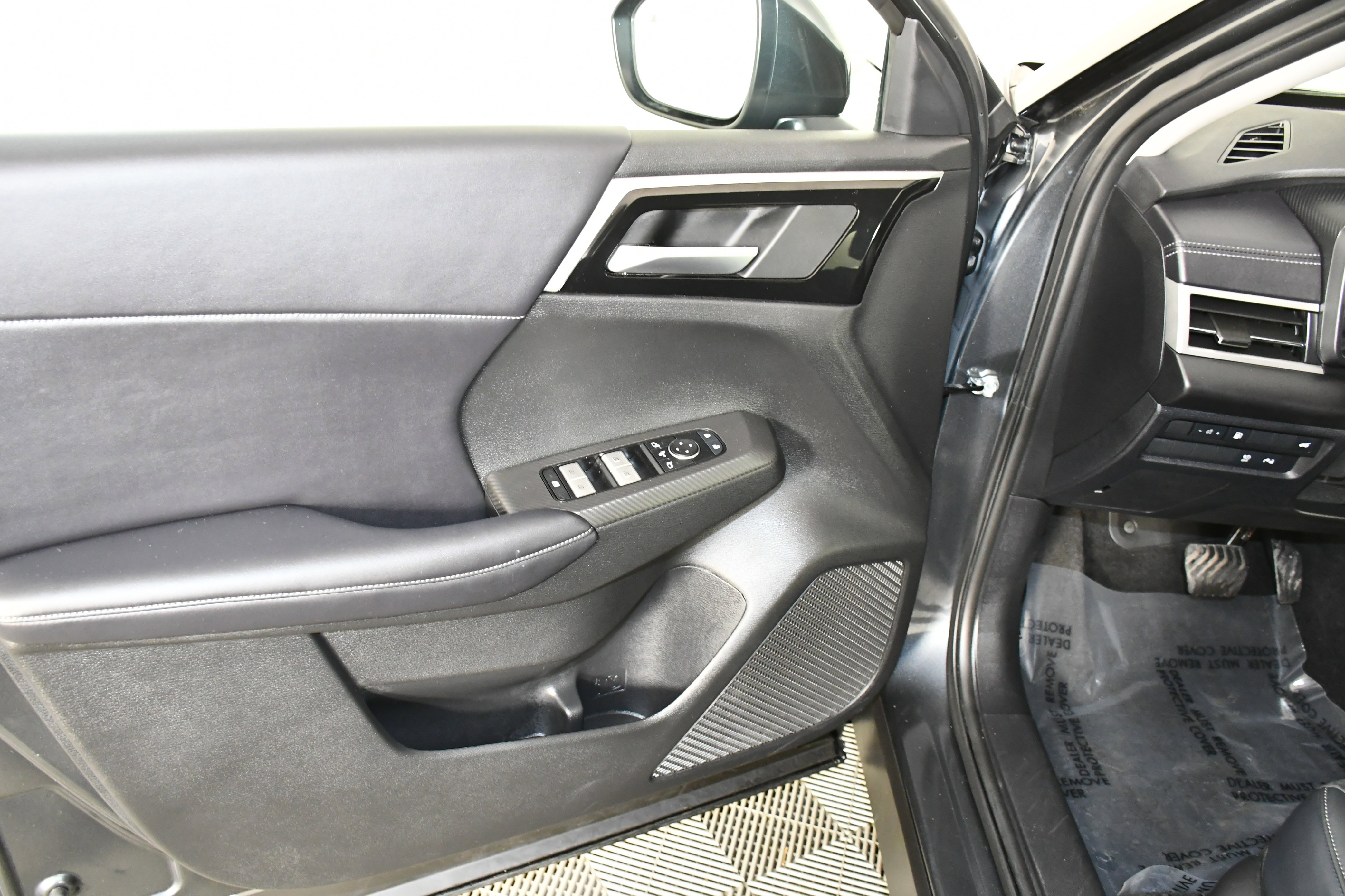 Used 2025 Mitsubishi Outlander SE image 30