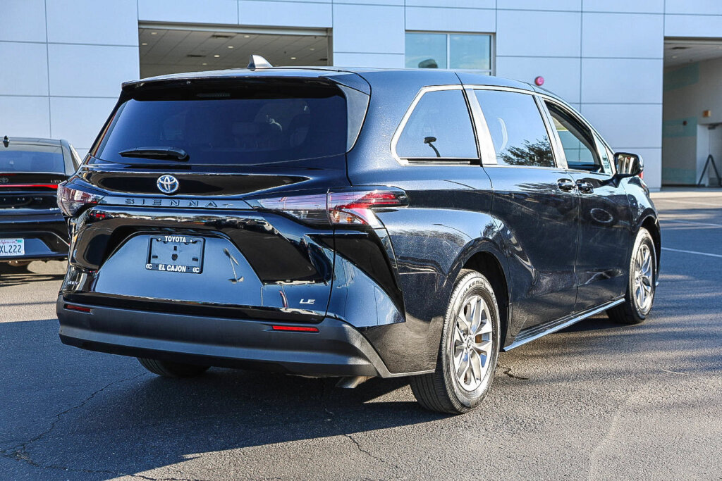 Used 2025 Toyota Sienna LE FWD image 21