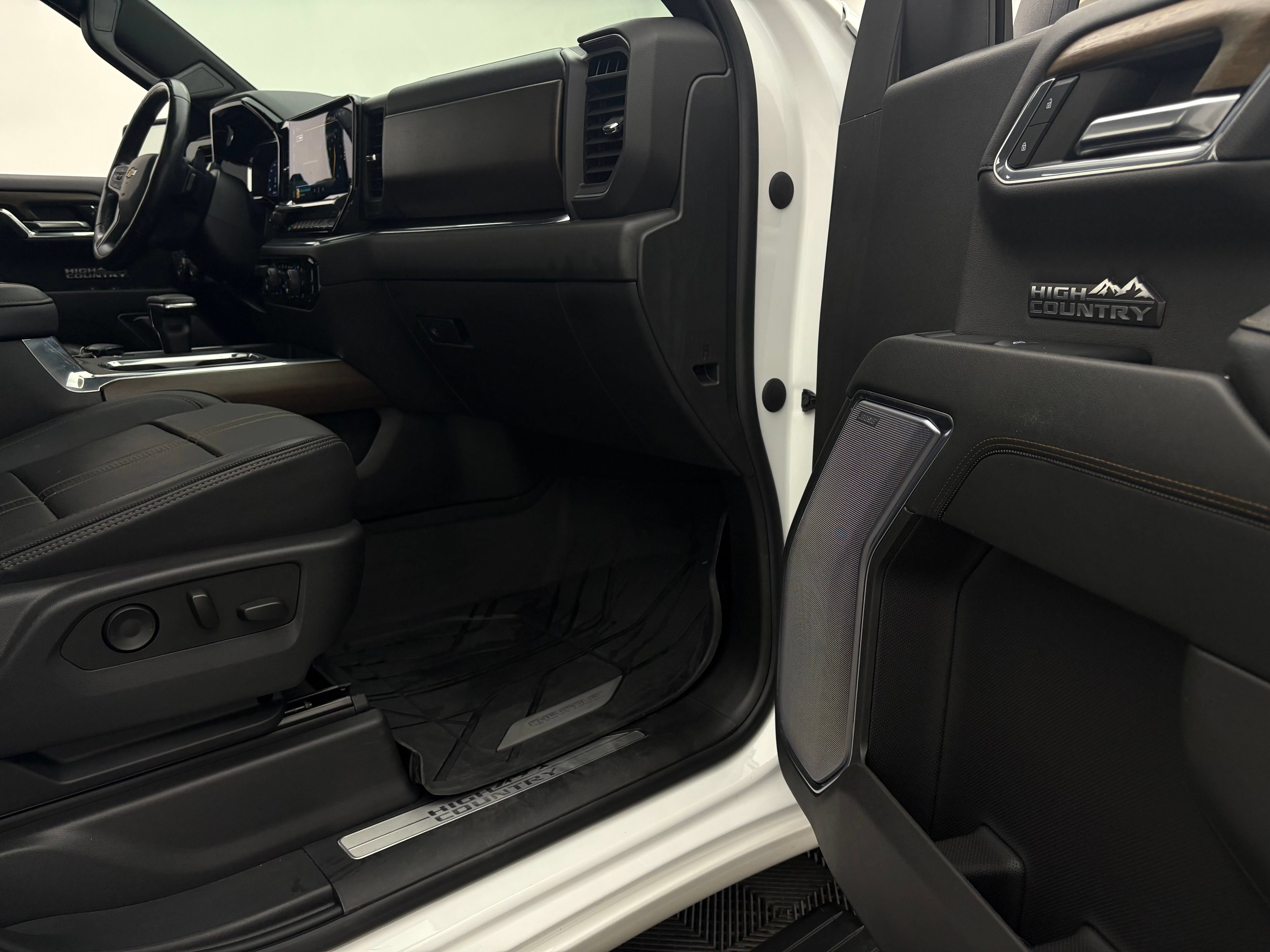 Used 2023 Chevrolet Silverado 1500 High Country AWD/4WD image 38