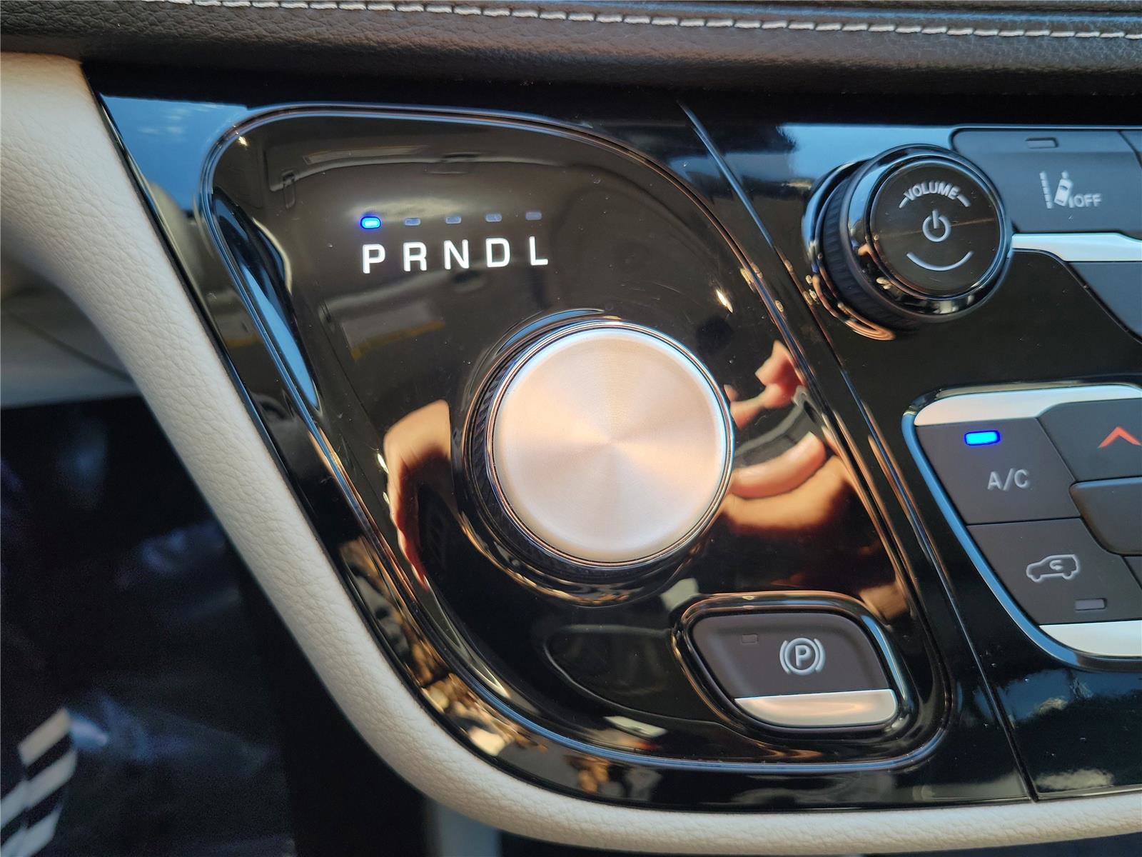 Used 2023 Chrysler Pacifica Touring-L image 28