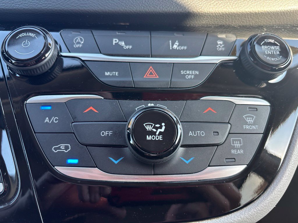 Used 2024 Chrysler Pacifica Touring-L FWD image 30