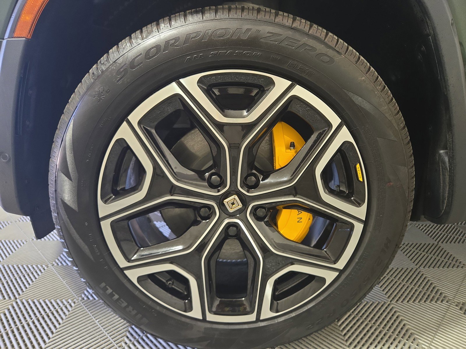 Used 2023 Rivian R1S Adventure AWD/4WD image 9