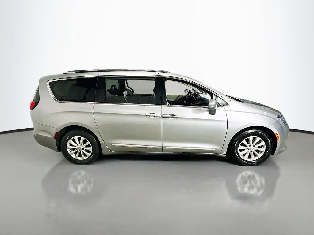 Used 2018 Chrysler Pacifica Touring-L image 9