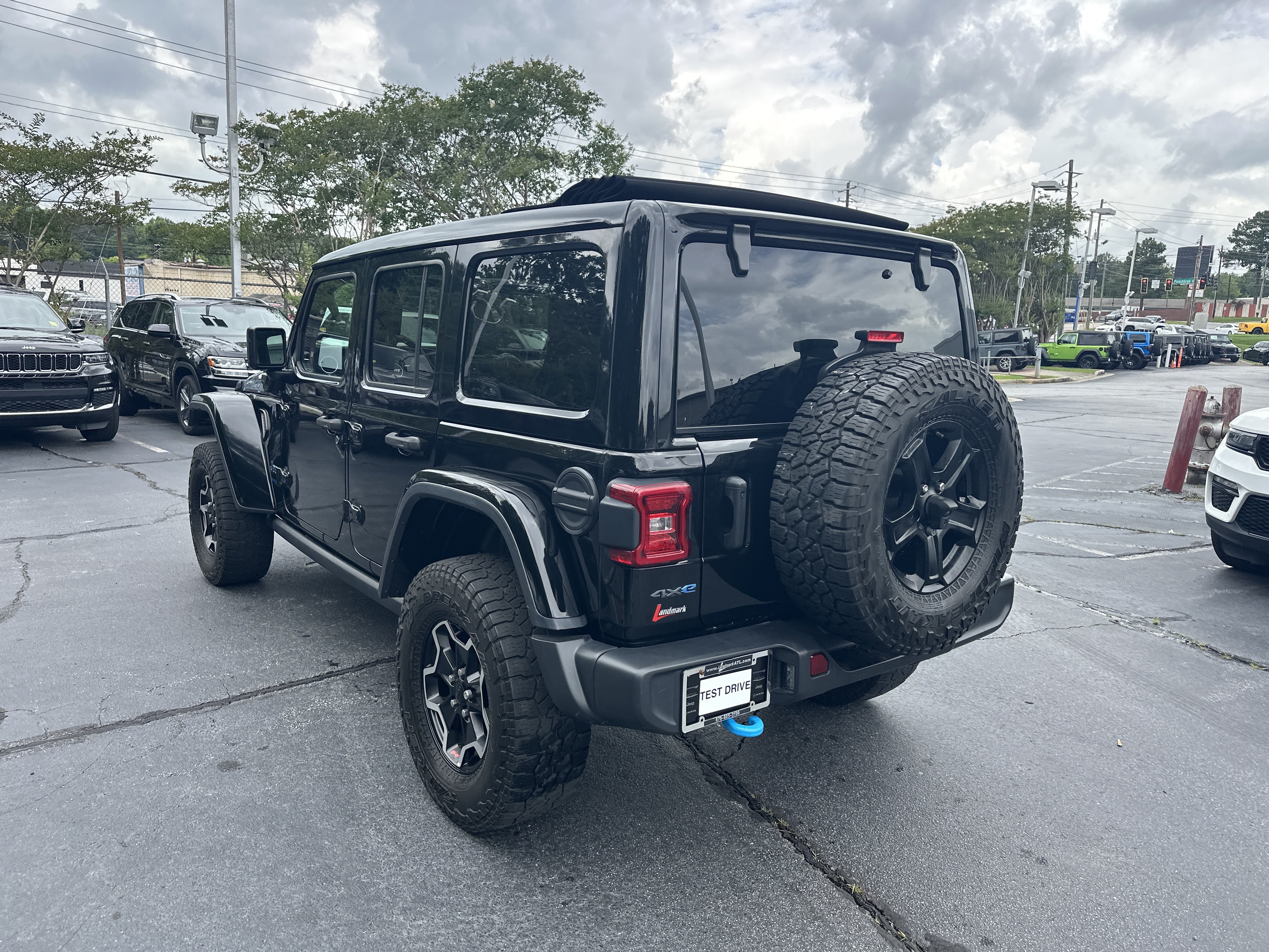 Used 2022 Jeep Wrangler Unlimited Rubicon 4xe AWD/4WD image 7