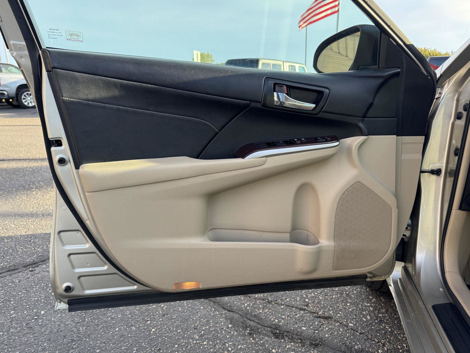 Used 2014 Toyota Camry XLE w/ Leather Package FWD image 12