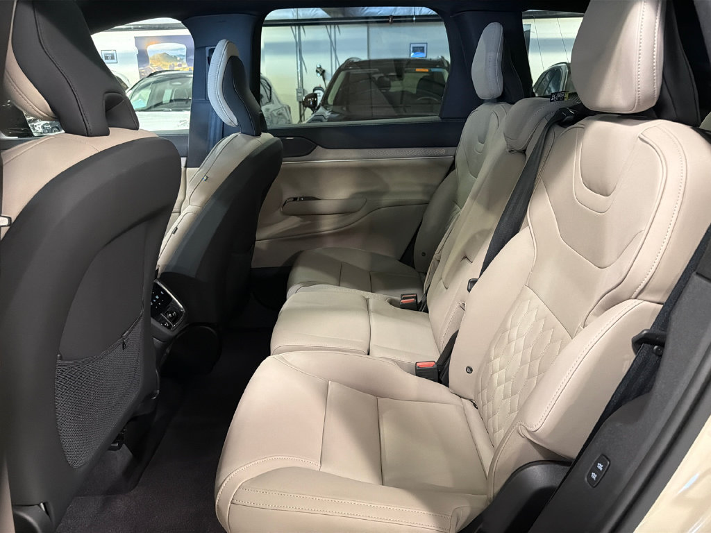Certified 2025 Volvo EX90 Plus AWD/4WD image 23
