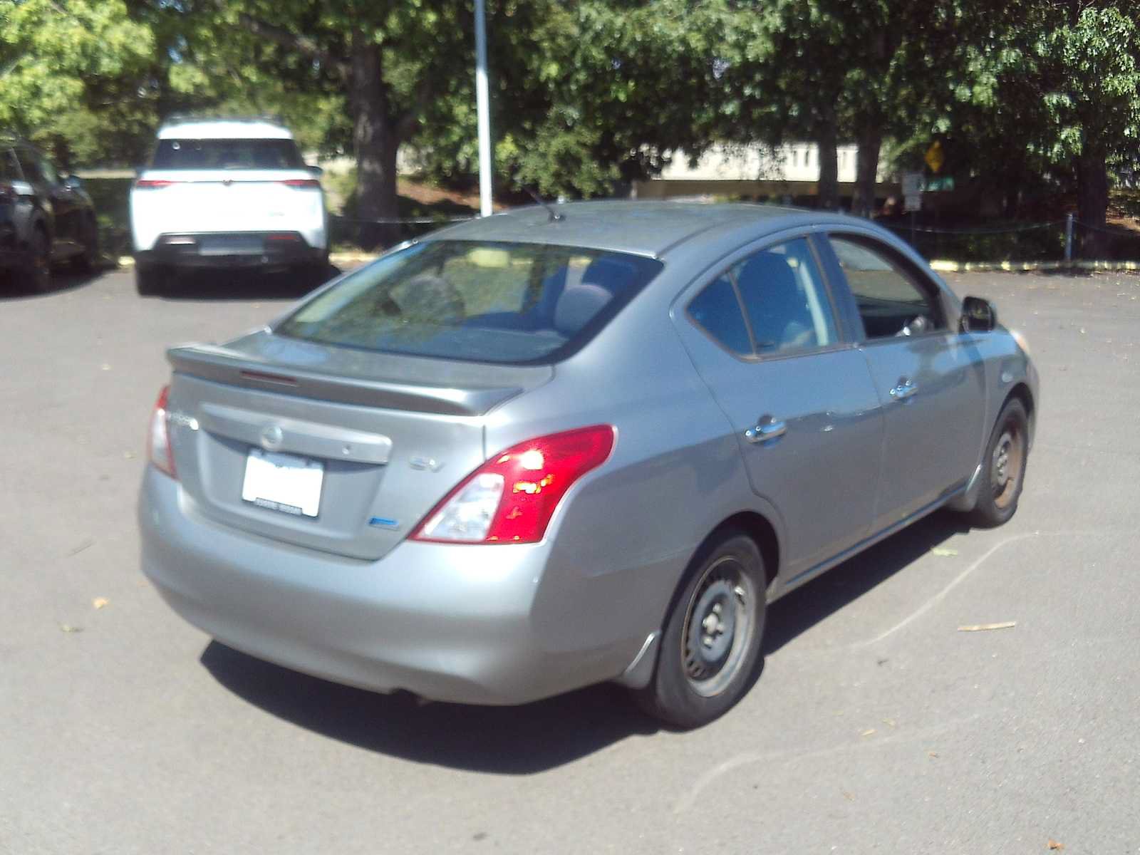 Used 2014 Nissan Versa SV FWD image 5