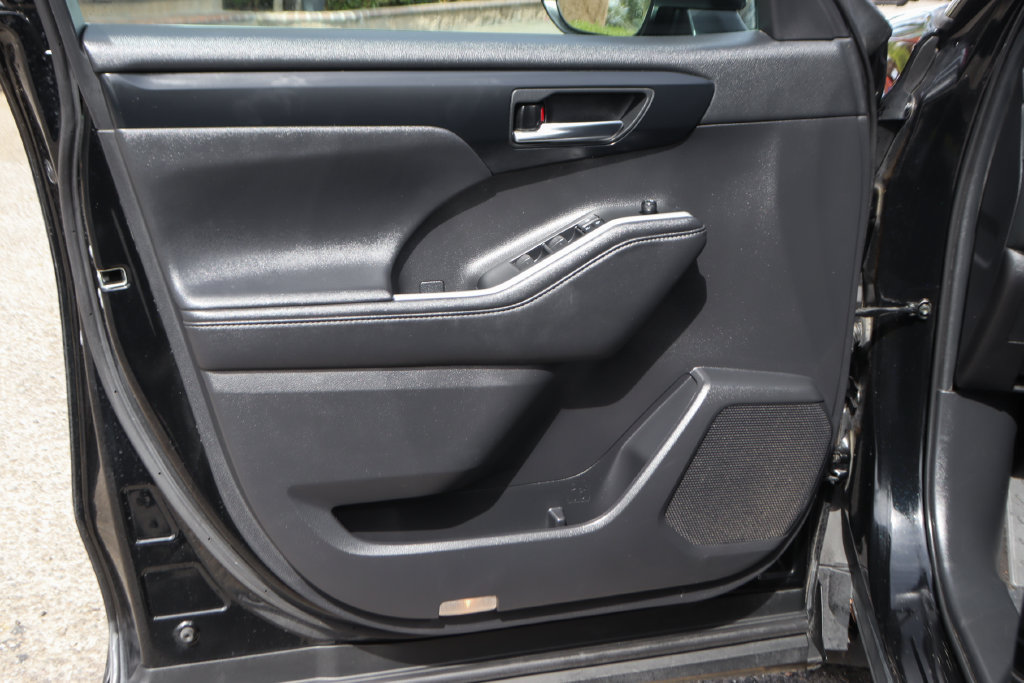 Used 2021 Toyota Highlander XLE AWD/4WD image 17