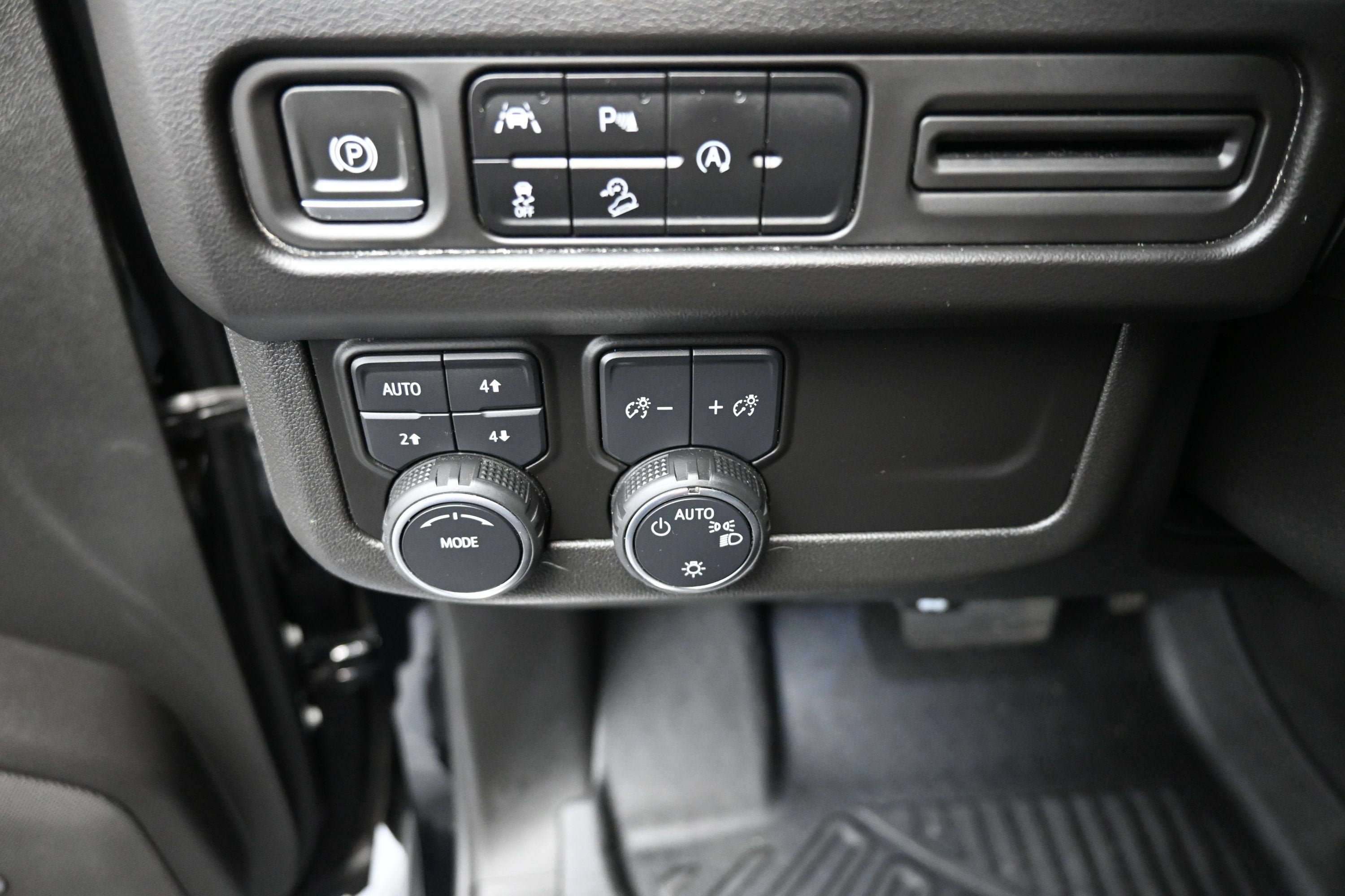 Used 2023 Chevrolet Suburban Premier AWD/4WD image 28