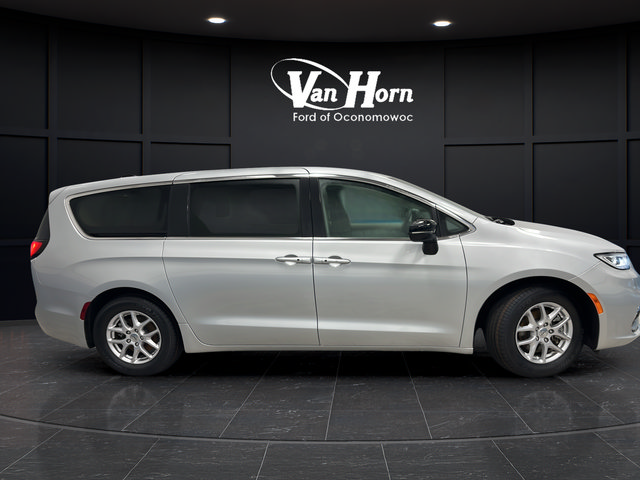 Used 2024 Chrysler Pacifica Touring-L FWD image 7