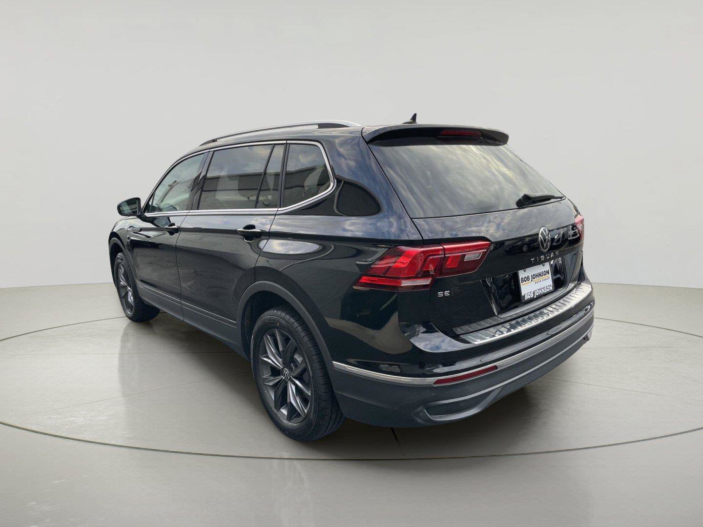 Used 2024 Volkswagen Tiguan SE AWD/4WD image 5