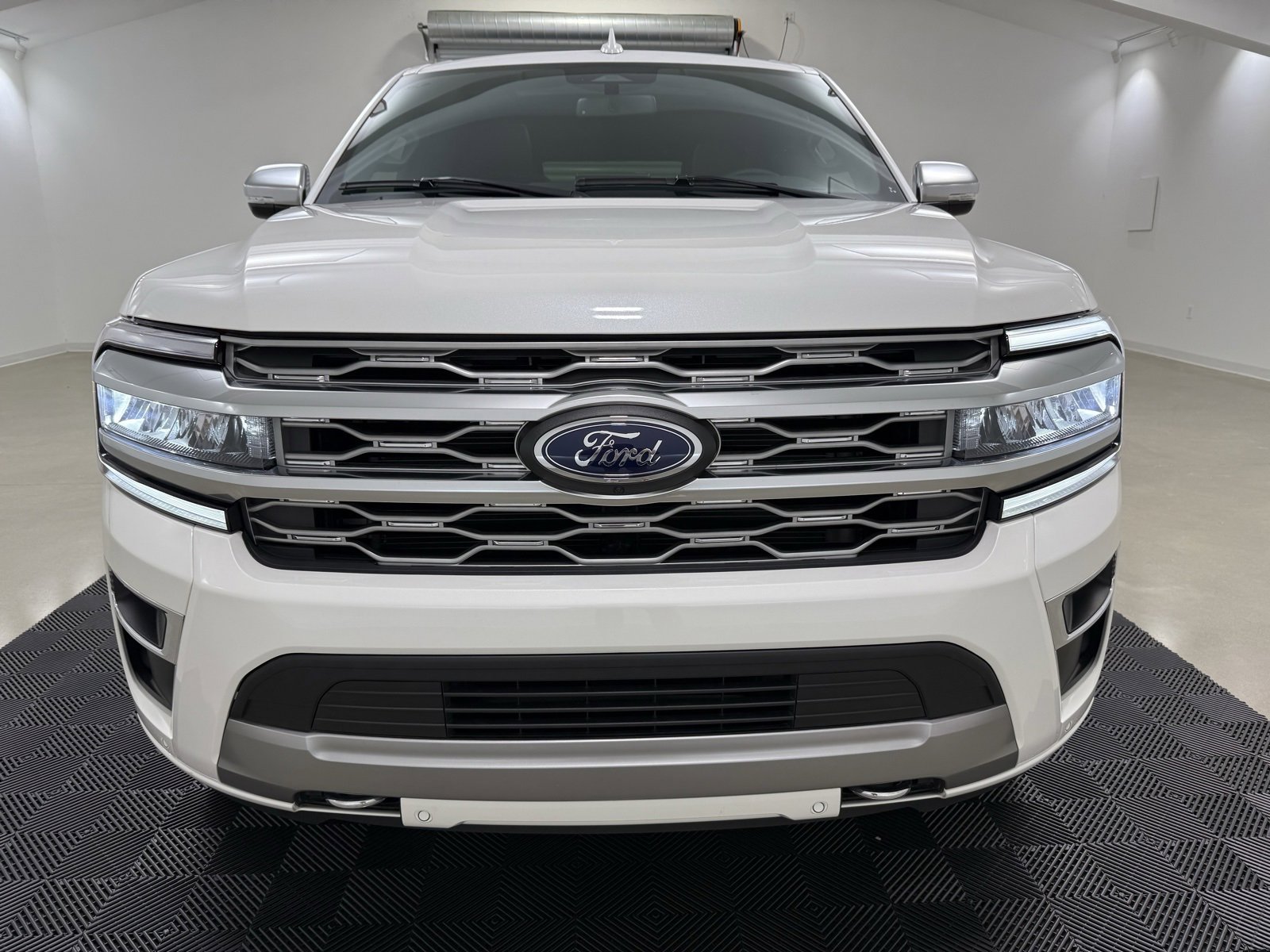 Used 2024 Ford Expedition Max Platinum image 2