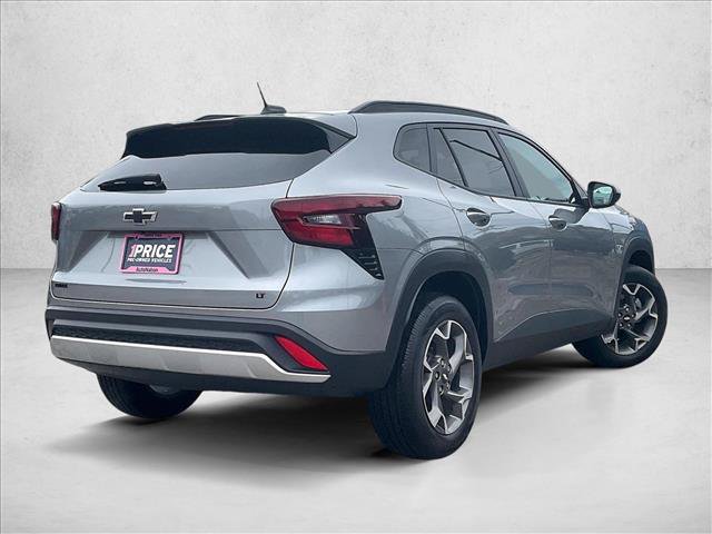 Certified 2025 Chevrolet Trax LT w/ LPO, Blackout Package FWD image 2
