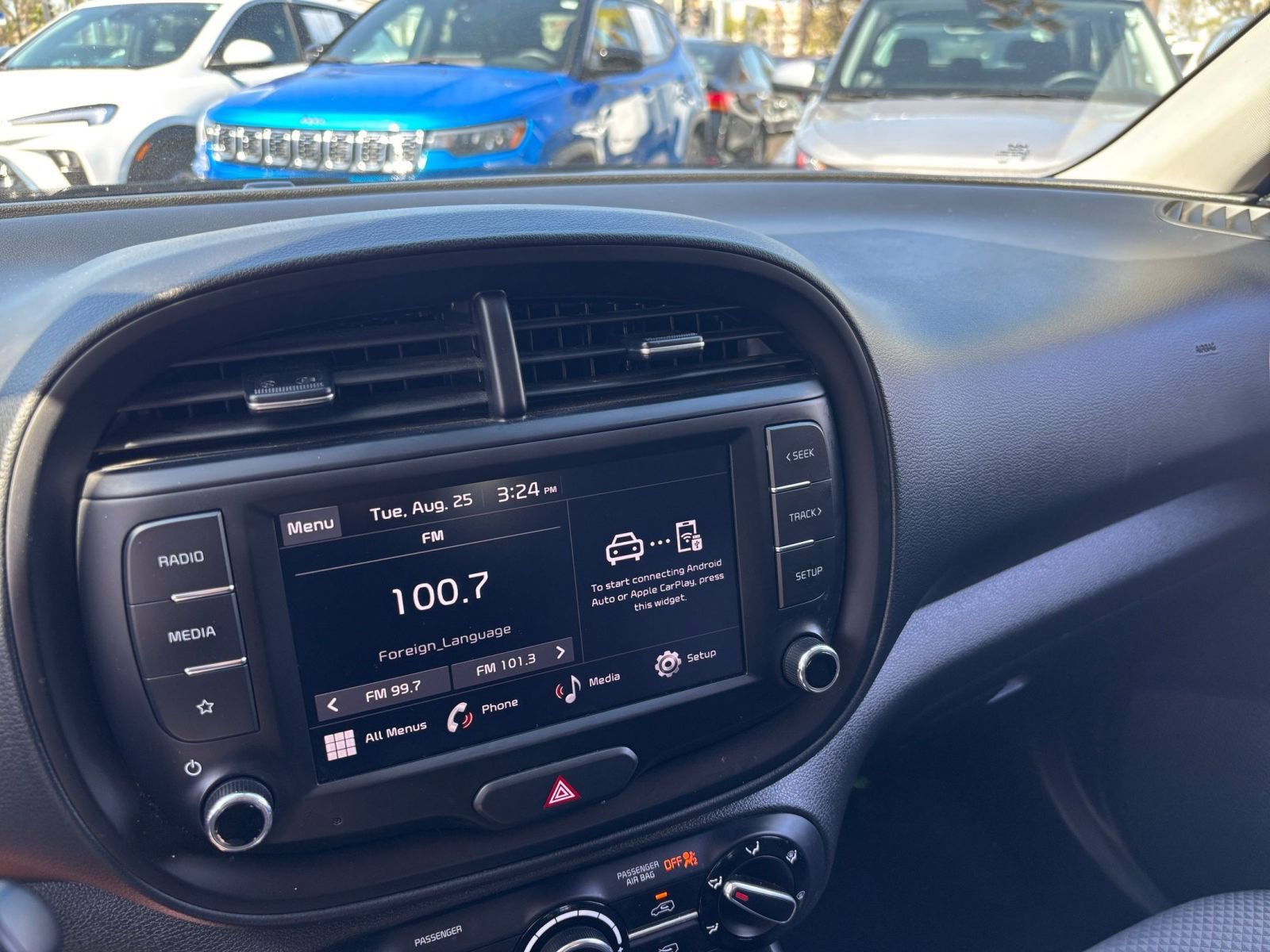 Used 2025 Kia Soul LX w/ LX Technology Package FWD image 19