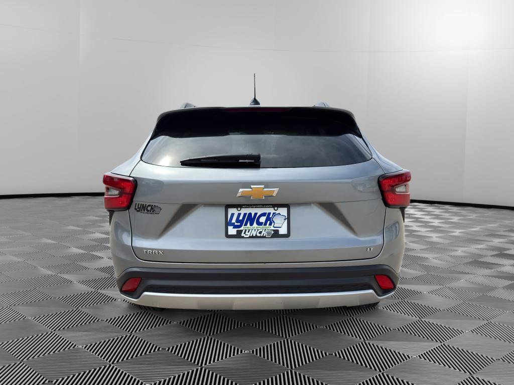 Used 2025 Chevrolet Trax LT FWD image 4