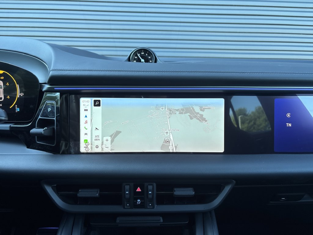 Certified 2025 Porsche Macan 4S Electric AWD/4WD image 20