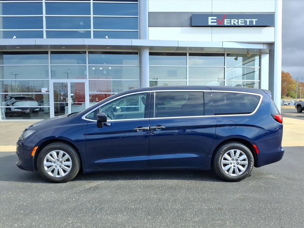 Used 2020 Chrysler Voyager L image 4