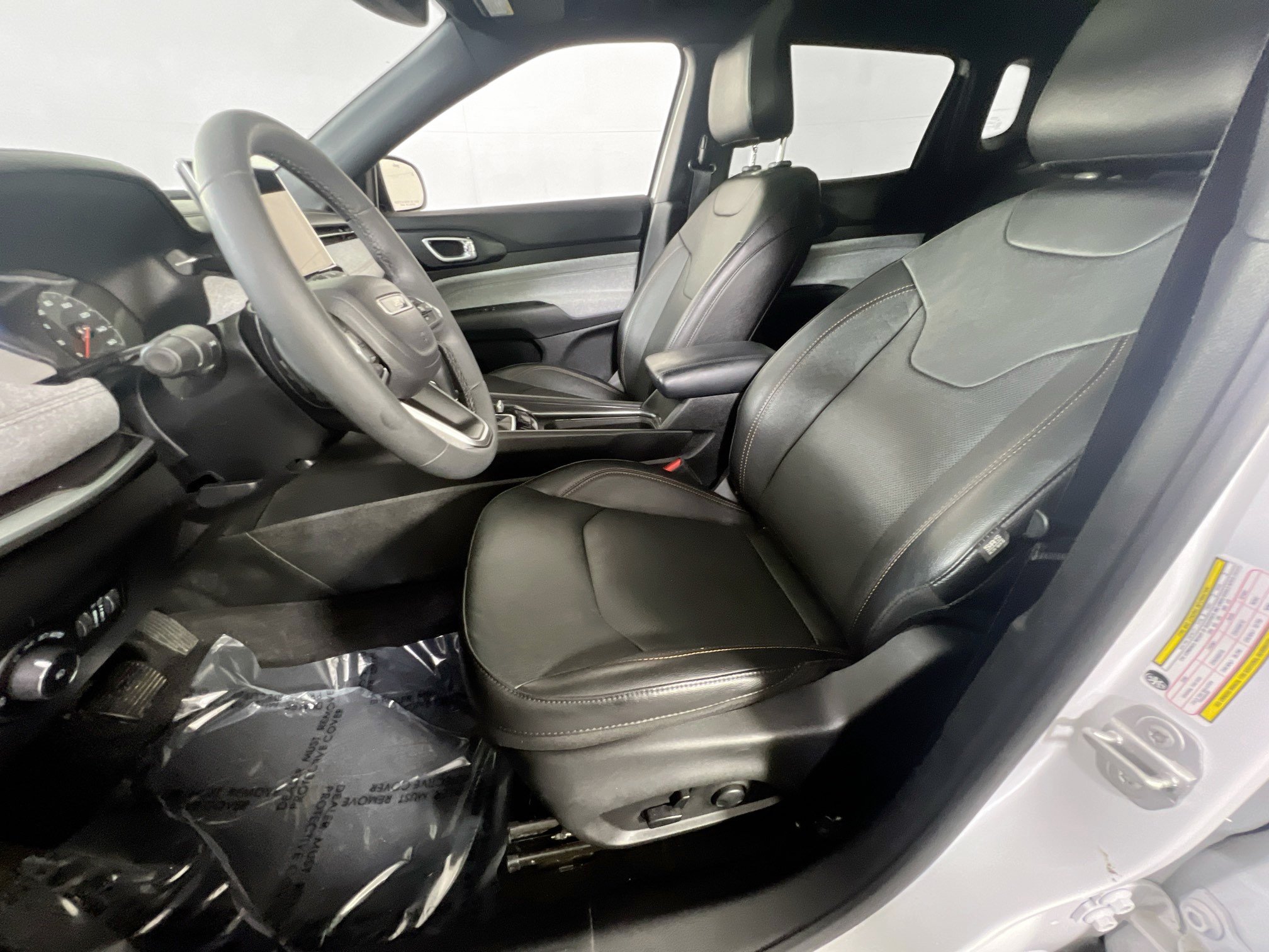 Used 2023 Jeep Compass Latitude w/ Sun and Sound Group AWD/4WD image 21