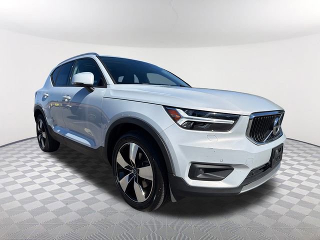 Used 2021 Volvo XC40 T4 Momentum image 3