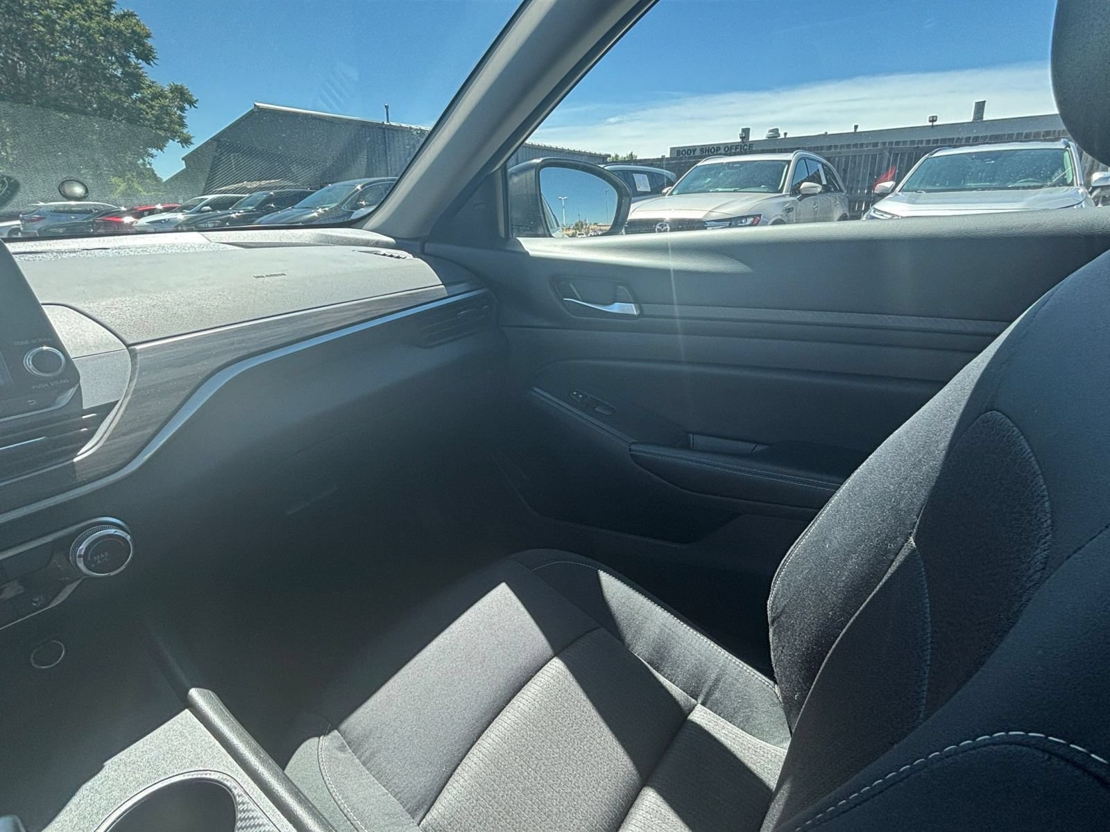 Used 2025 Nissan Altima 2.5 SV FWD image 33