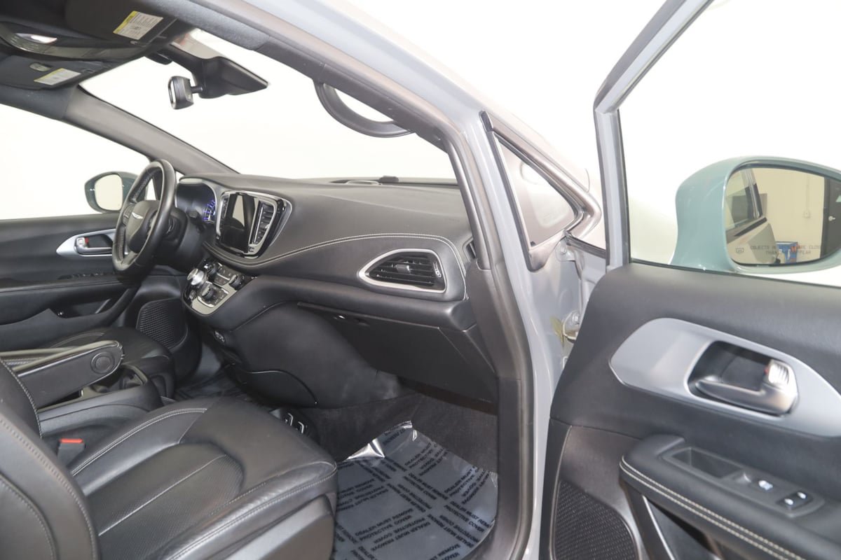 Used 2021 Chrysler Pacifica Touring-L w/ S Appearance Package FWD image 44