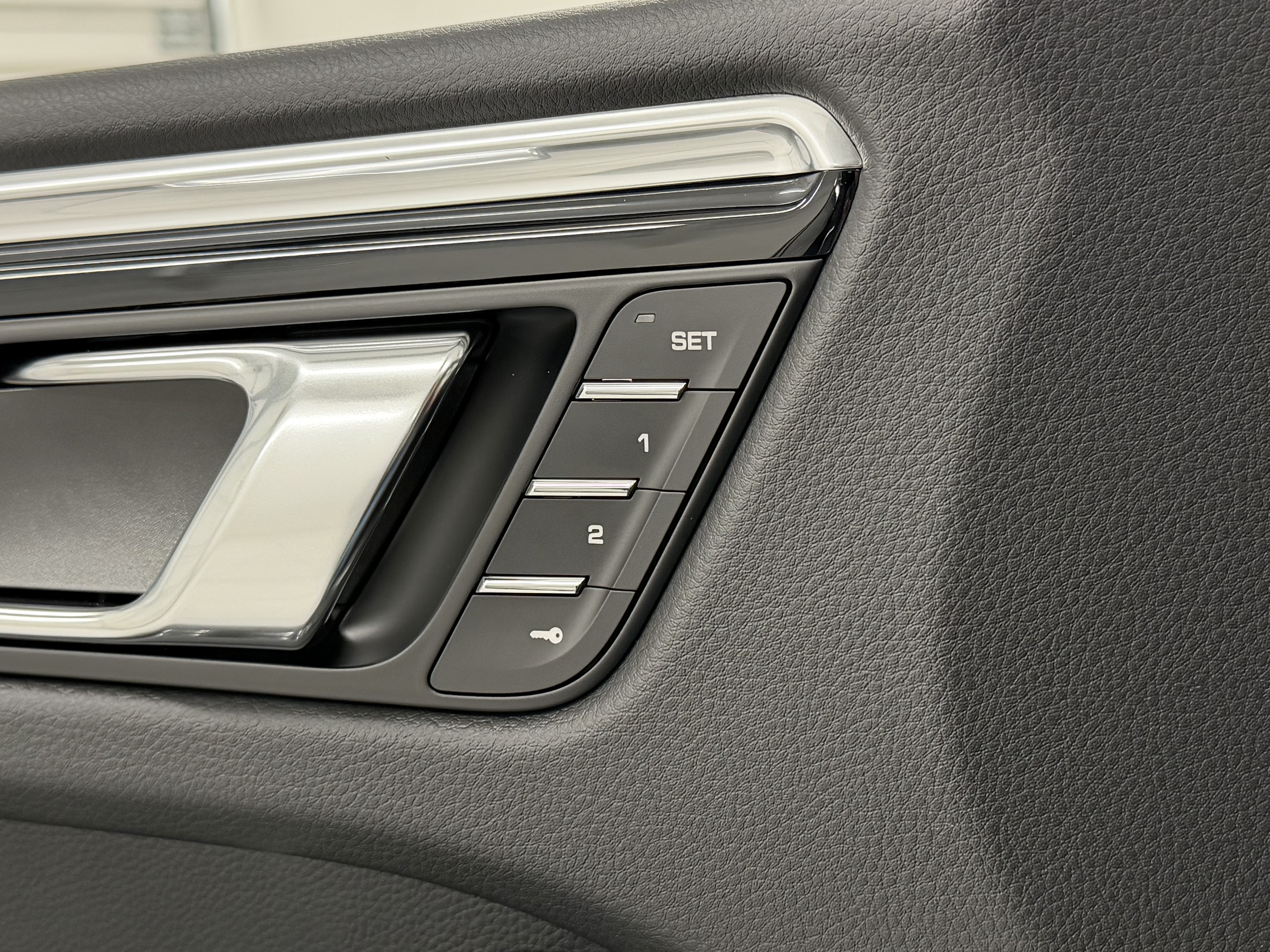 Certified 2026 Porsche Macan AWD/4WD image 29