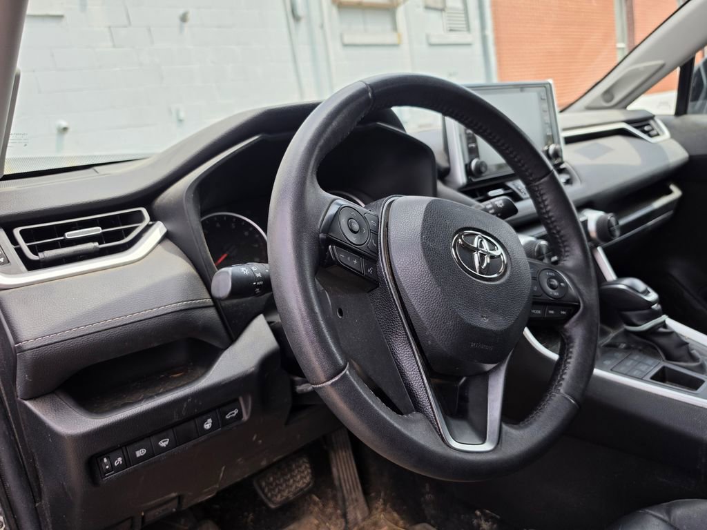 Used 2021 Toyota RAV4 XLE Premium image 4