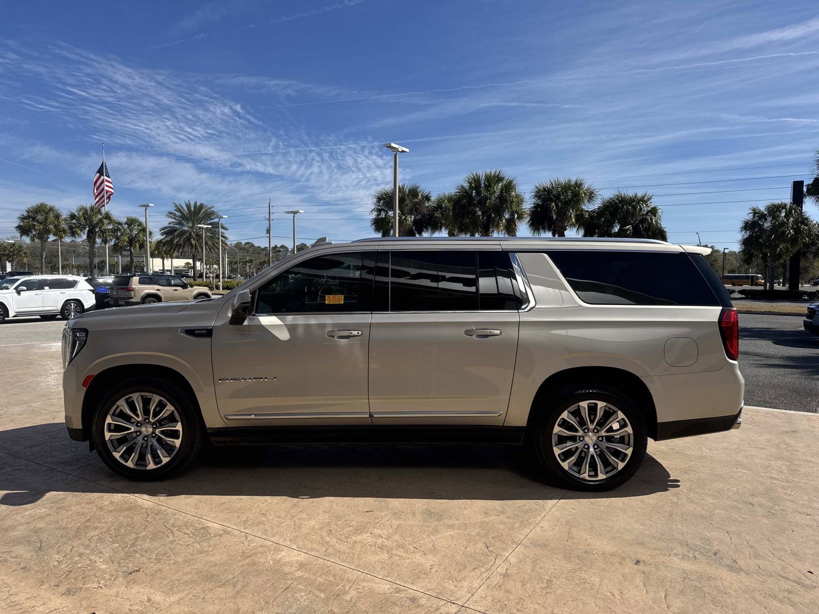 Used 2022 GMC Yukon XL Denali w/ Denali Premium Package image 6