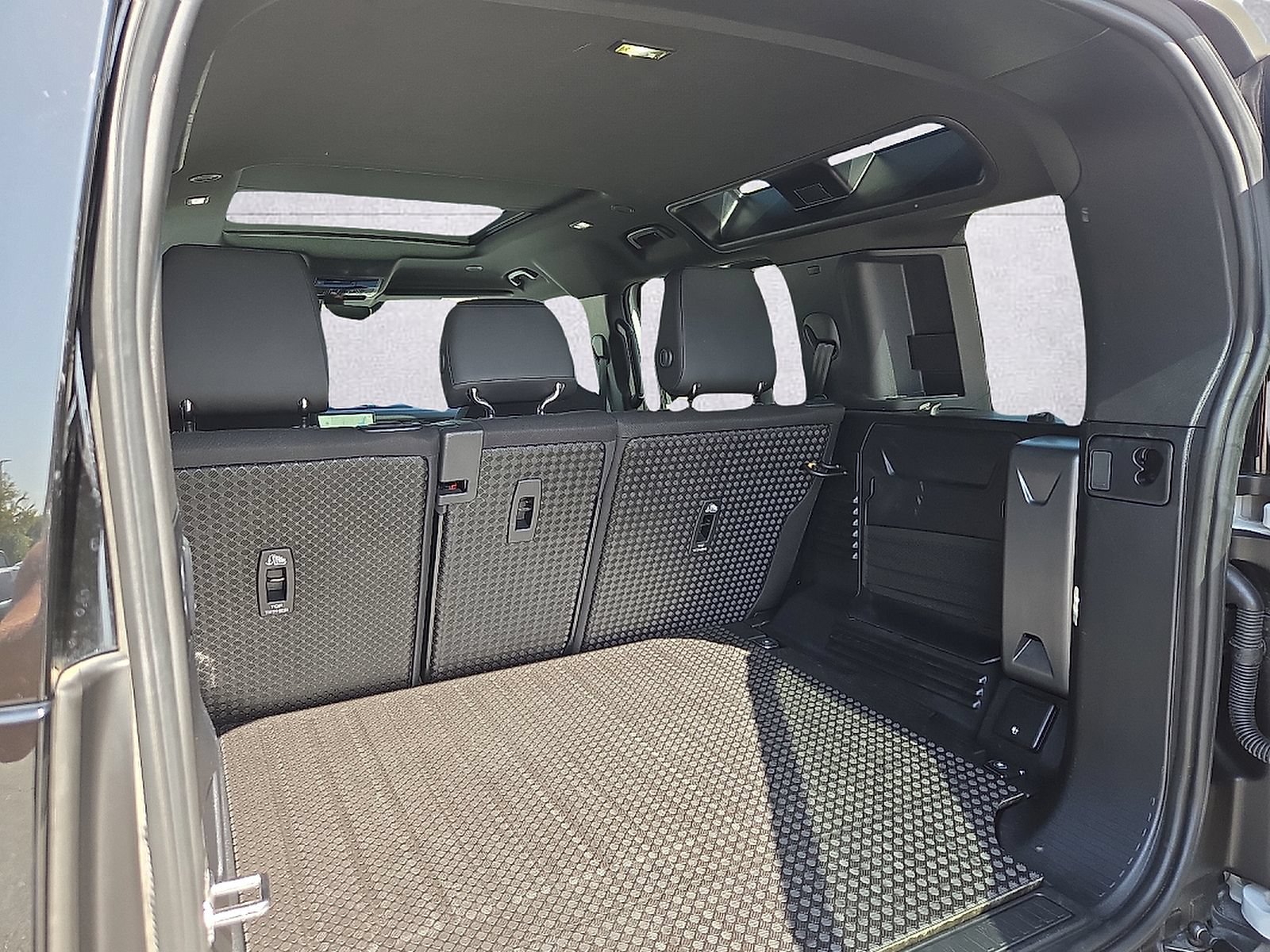 Used 2025 Land Rover Defender 110 S AWD/4WD image 8
