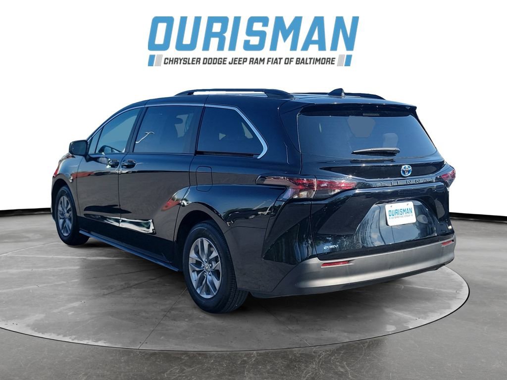 Used 2025 Toyota Sienna LE w/ LE Plus Package FWD image 4