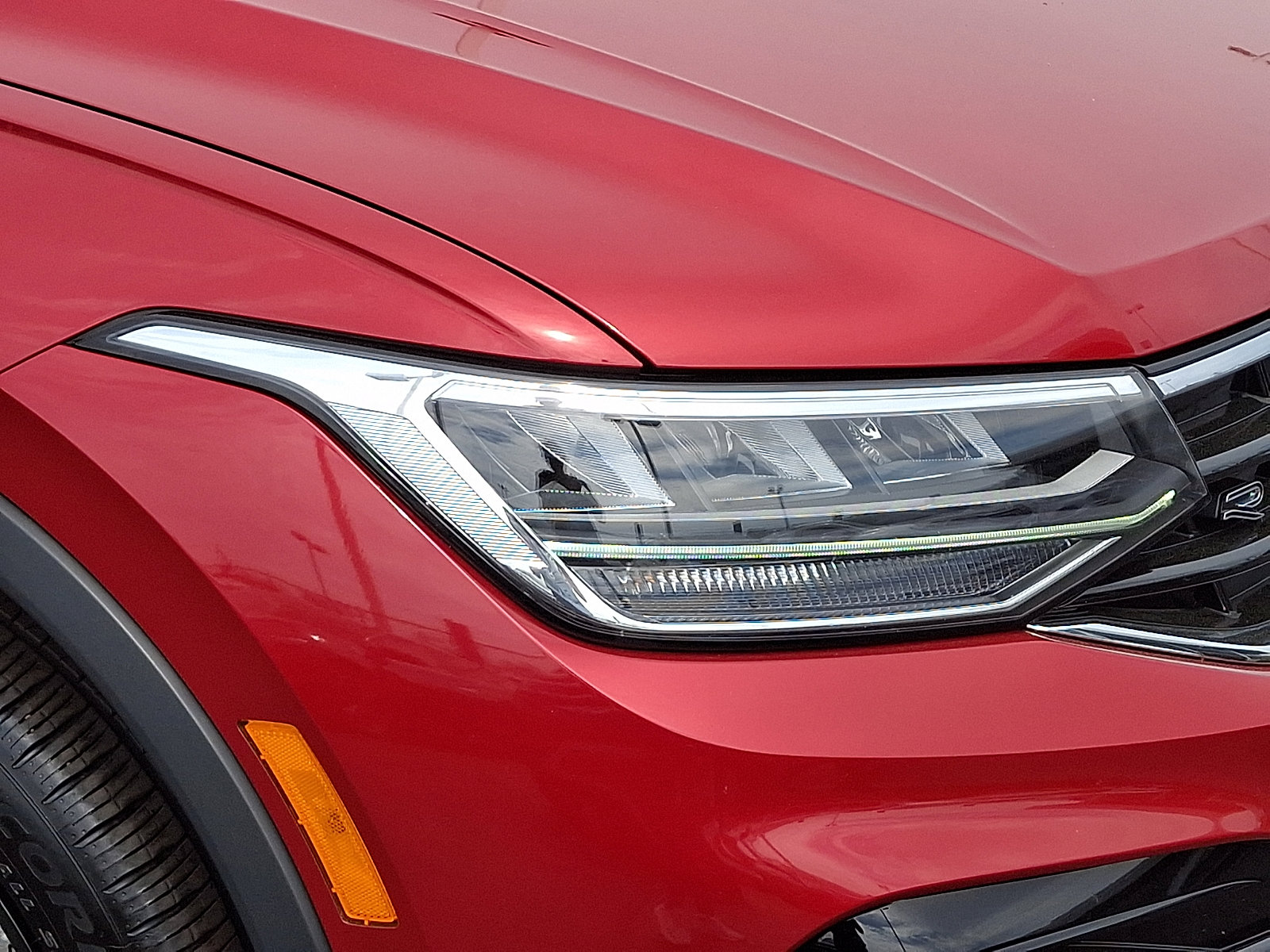 Certified 2024 Volkswagen Tiguan SE R-Line AWD/4WD image 9