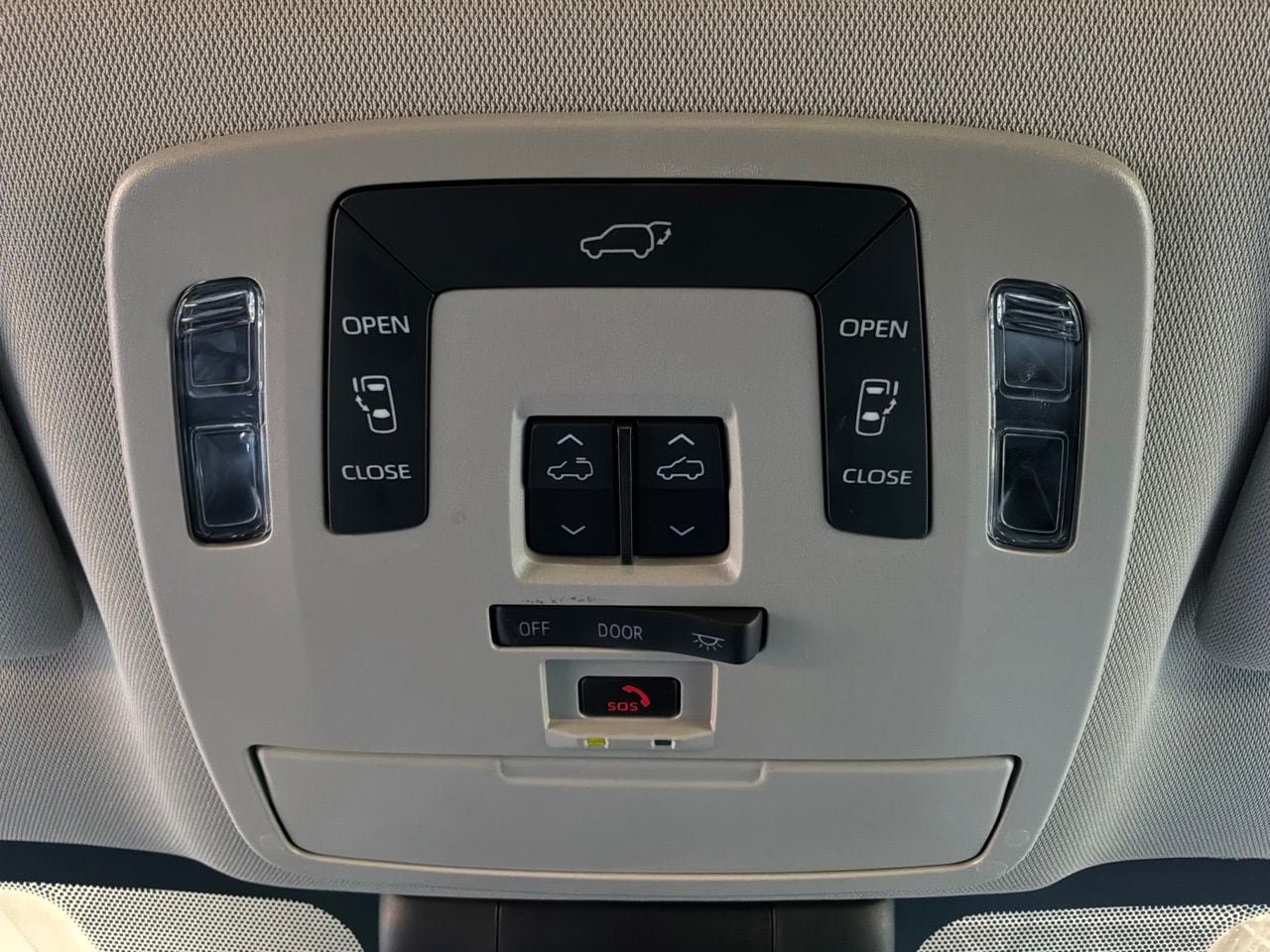 Used 2025 Toyota Sienna XLE FWD image 19