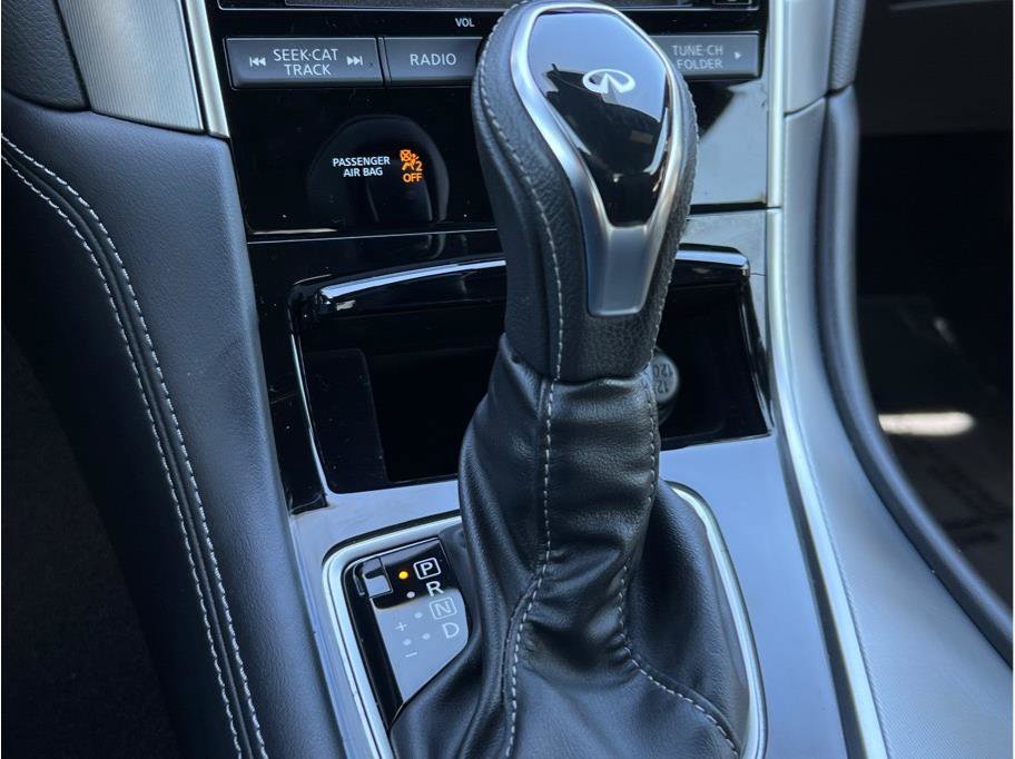 Used 2019 INFINITI Q60 3.0t Luxe RWD image 15