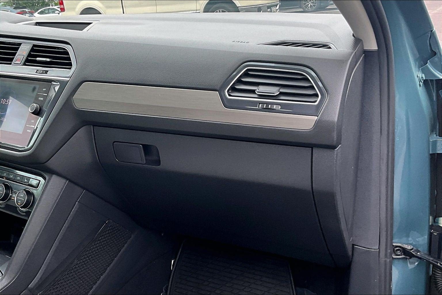 Used 2021 Volkswagen Tiguan SE w/ Panoramic Sunroof Package AWD/4WD image 15