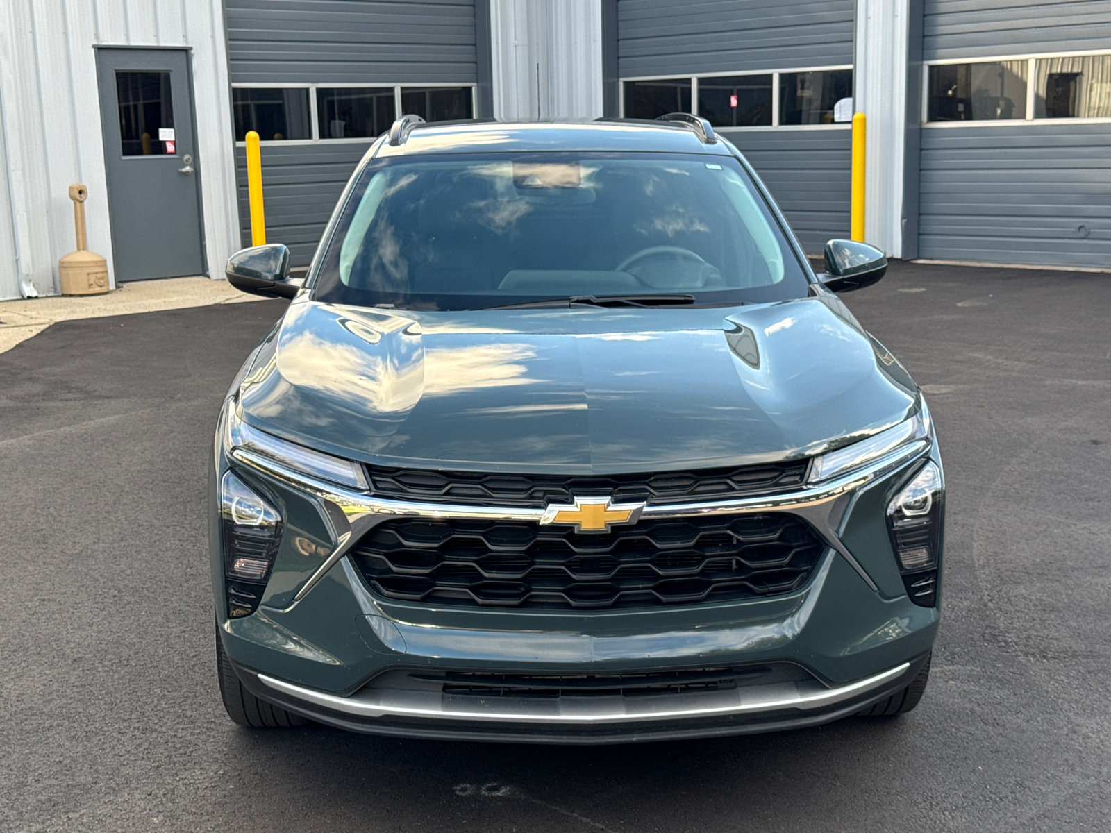 Used 2025 Chevrolet Trax LT FWD image 2