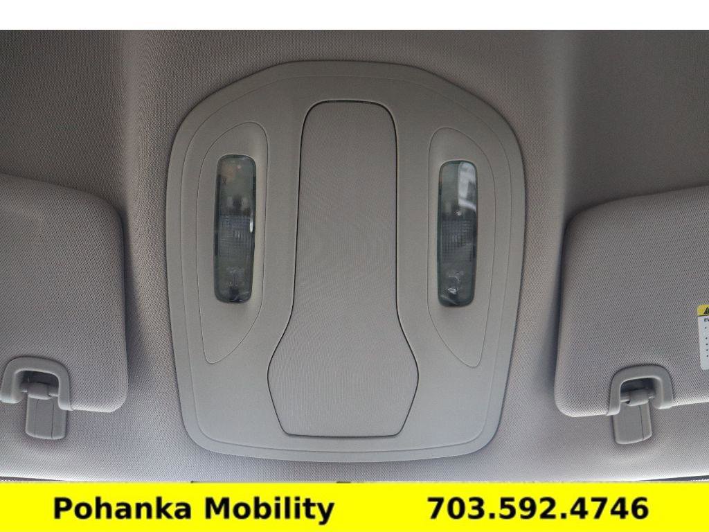 Used 2020 Chrysler Voyager L image 19