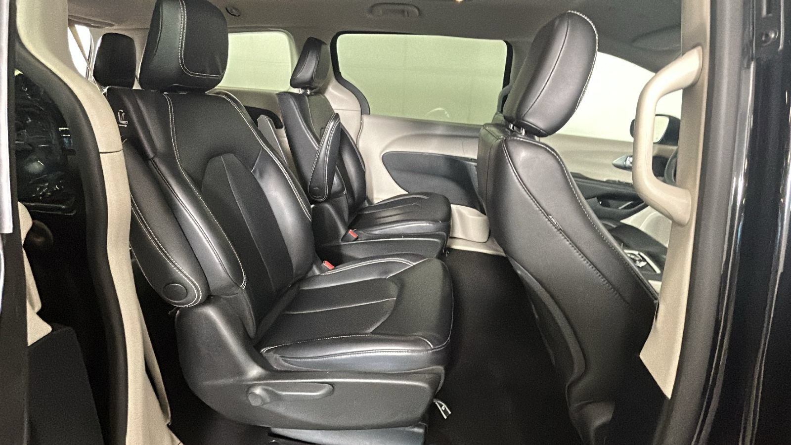 Used 2023 Chrysler Pacifica Touring-L FWD image 30