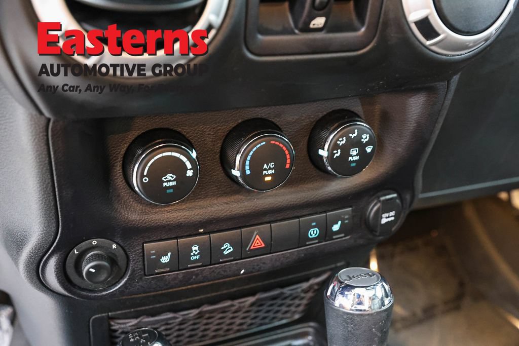 Used 2015 Jeep Wrangler Unlimited Sahara w/ Connectivity Group AWD/4WD image 21