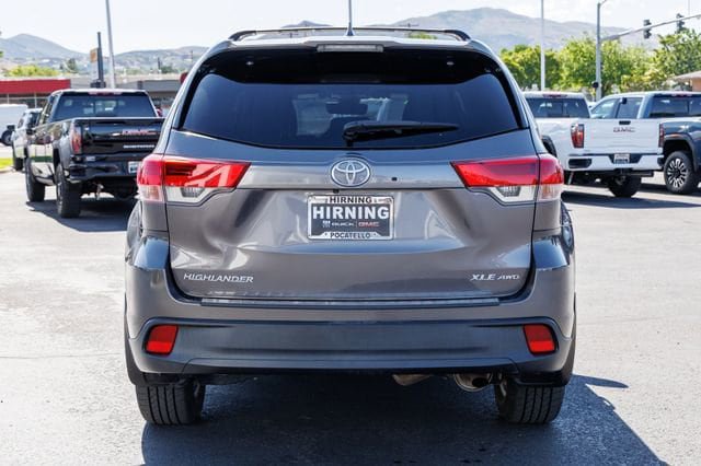 Used 2017 Toyota Highlander XLE w/ Protection Package #3 AWD/4WD image 4