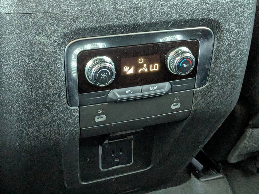 Used 2024 GMC Yukon XL SLT image 17