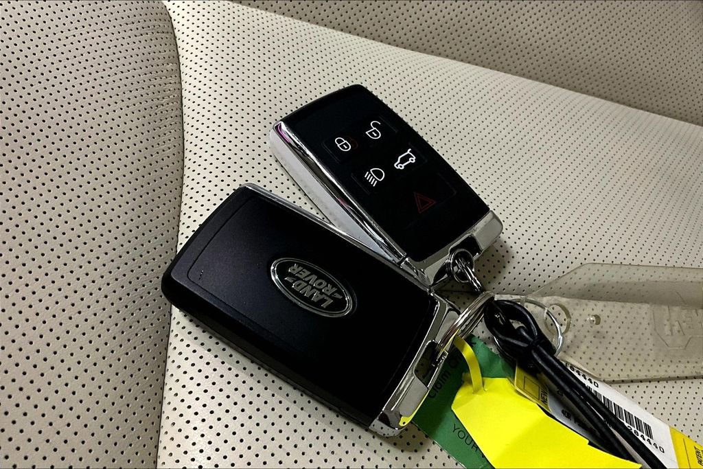 Certified 2025 Land Rover Range Rover SE AWD/4WD image 33