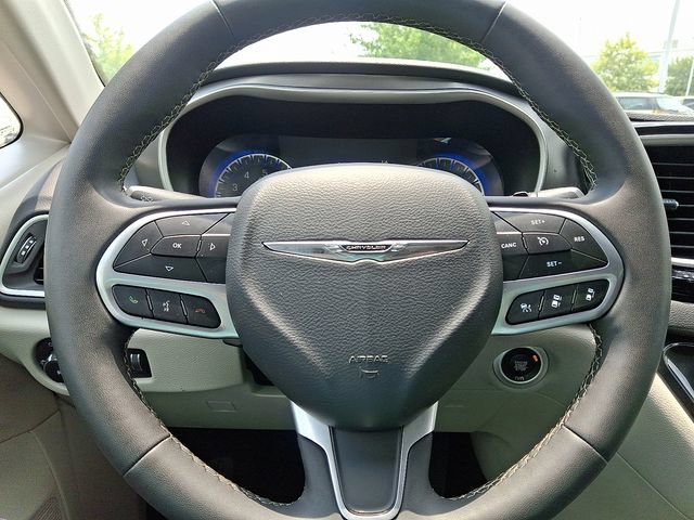 Used 2024 Chrysler Pacifica Touring-L FWD image 19