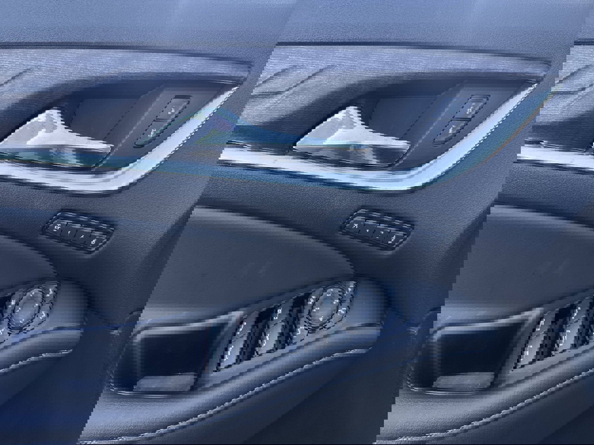 Used 2023 Buick Enclave Avenir w/ Avenir Technology Package image 9