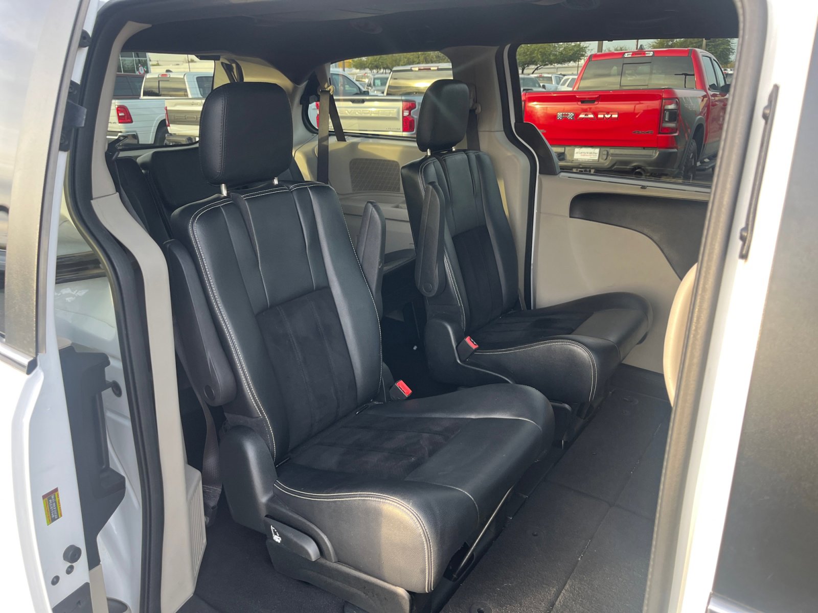 Used 2018 Dodge Grand Caravan SXT w/ Driver Convenience Group image 18