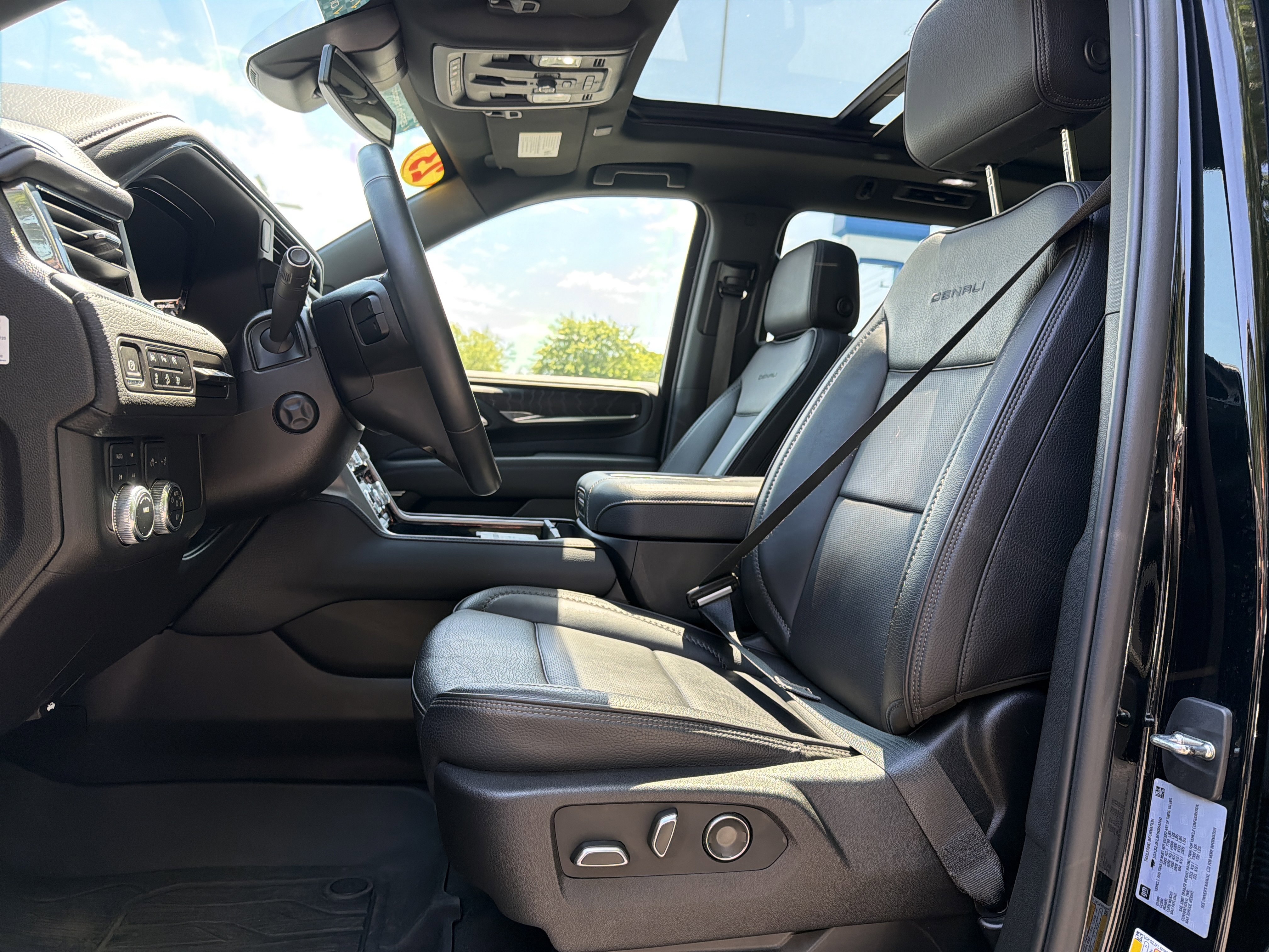 Used 2023 GMC Yukon XL Denali AWD/4WD image 16