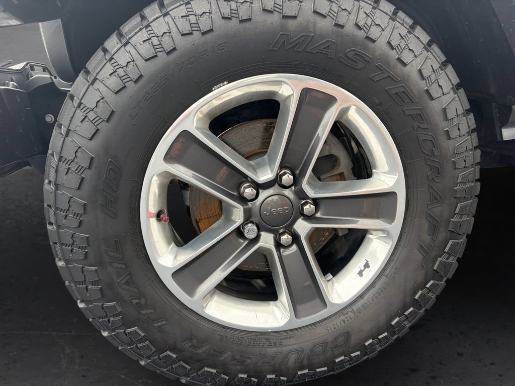 Used 2018 Jeep Wrangler Unlimited Sahara AWD/4WD image 9