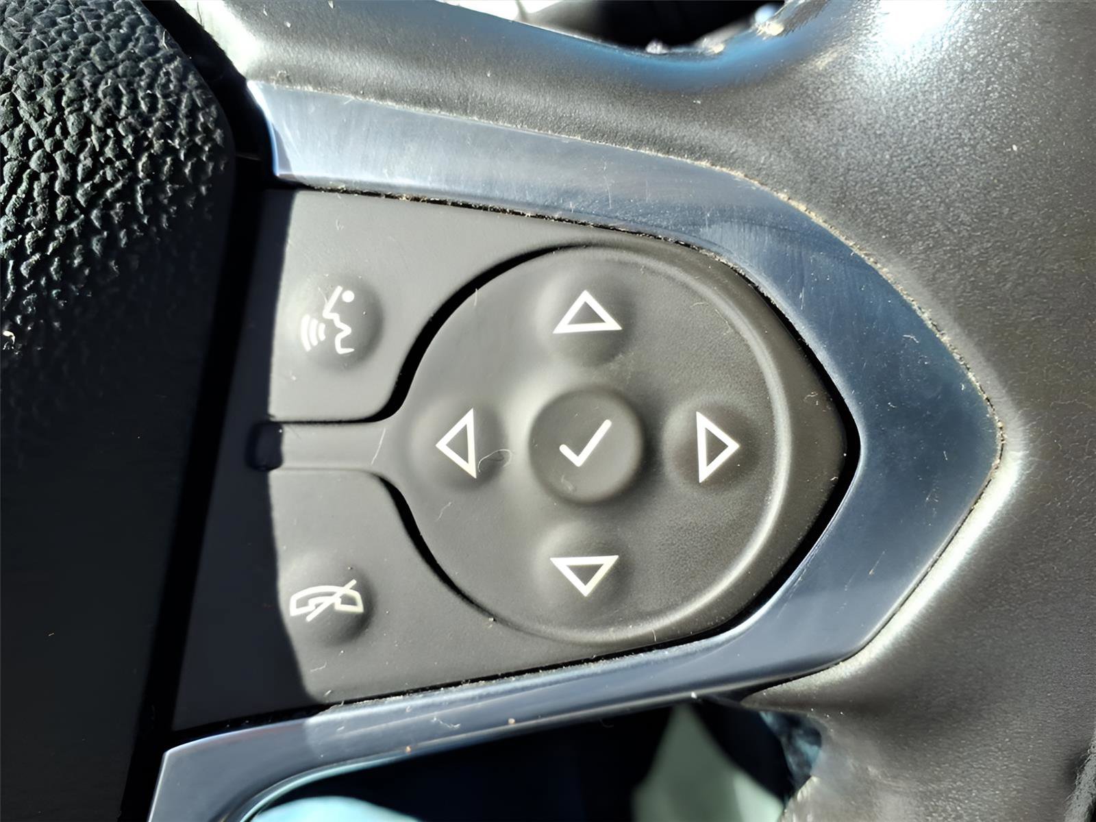 Used 2021 Chevrolet Traverse LT image 22