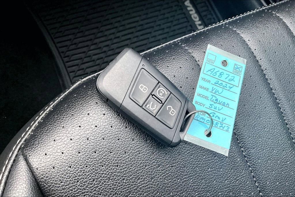 Used 2024 Volkswagen Tiguan SE R-Line image 11