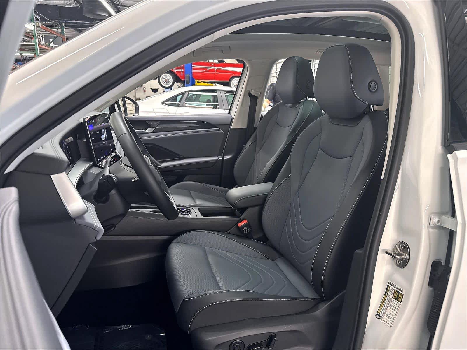 Used 2026 Volkswagen Tiguan SE w/ Panoramic Sunroof Package AWD/4WD image 24